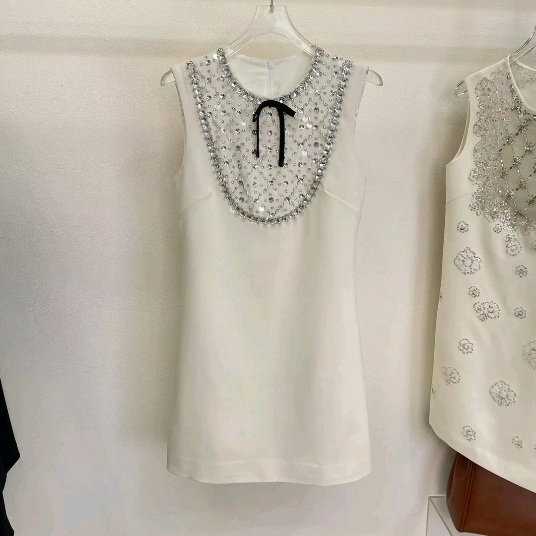 Summer New Miu Style Diamond Lattice Crystal Sequin Decoration Elegant Temperament Bow Sleeveless Vest Skirt
Summer New Miu Style Diamond Lattice Crystal Sequin Decoration Elegant Temperament Bow Sleeveless Vest Skirt