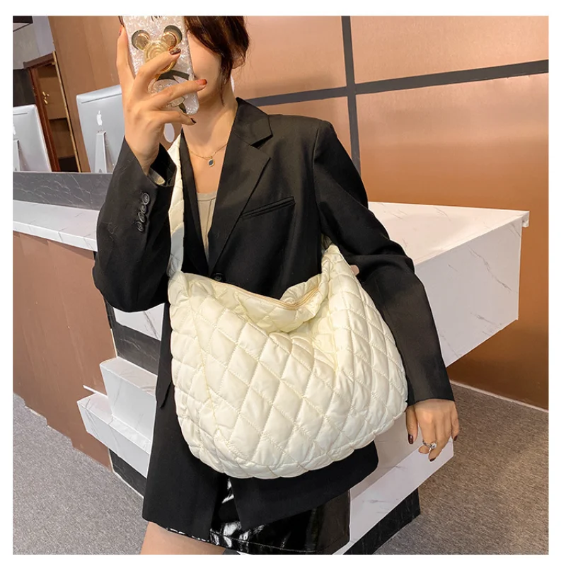 Bags for Women Minimalist Design Women Shoulder Handbags Solid Color Student Tote Bag Simple Zipper Cloud Pleated Large Bag
Bags for Women Minimalist Design Women Shoulder Handbags Solid Color Student Tote Bag Simple Zipper Cloud Pleated Large Bag