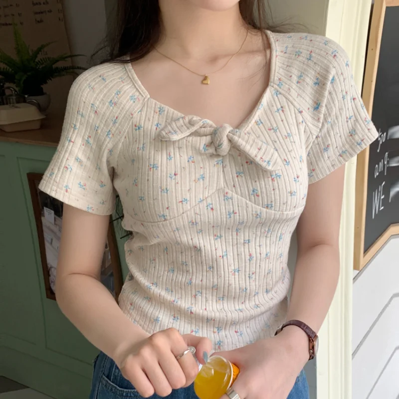 Korea Style Fashion Floral Printed Short Sleeve Slim T Shirt 2023 Summer New Cute Bow V-neck Women T-shirts Woman Casual Tops
Korea Style Fashion Floral Printed Short Sleeve Slim T Shirt 2023 Summer New Cute Bow V-neck Women T-shirts Woman Casual Tops