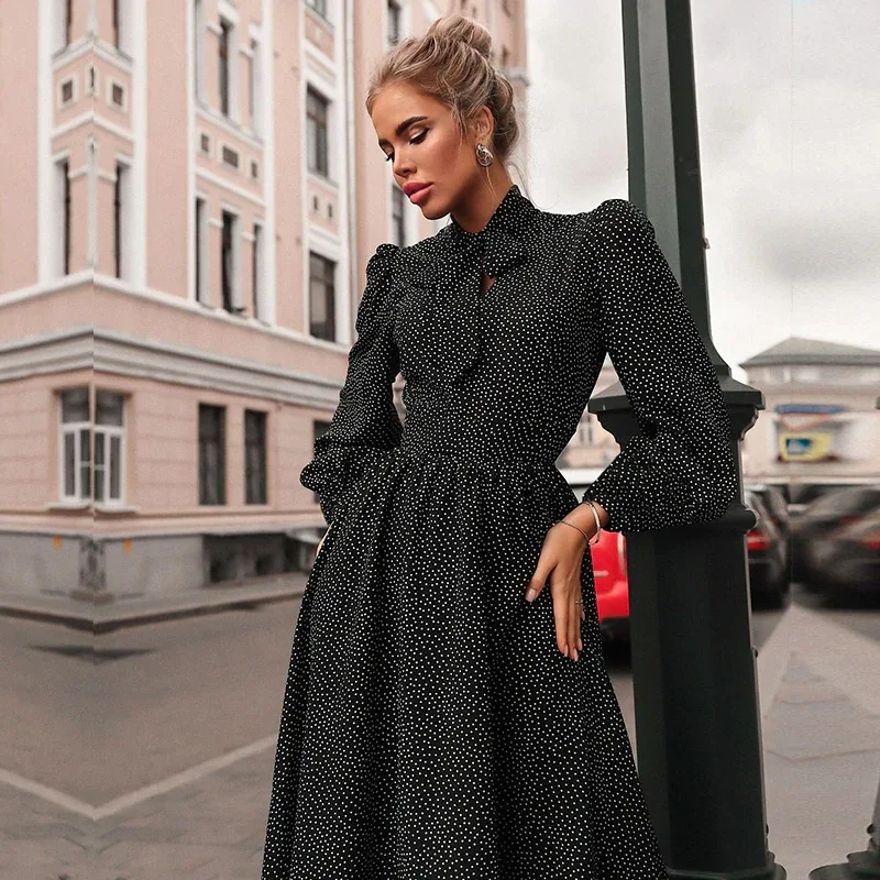 European and American Hepburn Style Retro Fashion Neckline Bow Tie Fitted Waist Polka Dots Mid-LengthALong Sleeve Dress
European and American Hepburn Style Retro Fashion Neckline Bow Tie Fitted Waist Polka Dots Mid-LengthALong Sleeve Dress