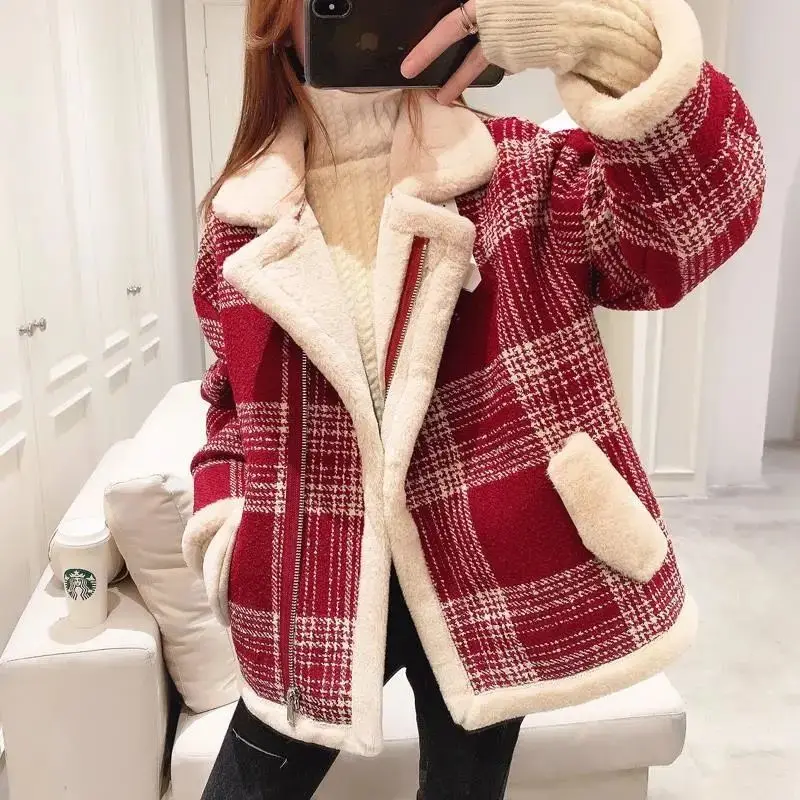 Winter Elegant Plaid Women Fashion Faux Woolen Coat Ladies Casual Turndown Collar Coats Female Winter Thick Warm Outerwear E637
Winter Elegant Plaid Women Fashion Faux Woolen Coat Ladies Casual Turndown Collar Coats Female Winter Thick Warm Outerwear E637