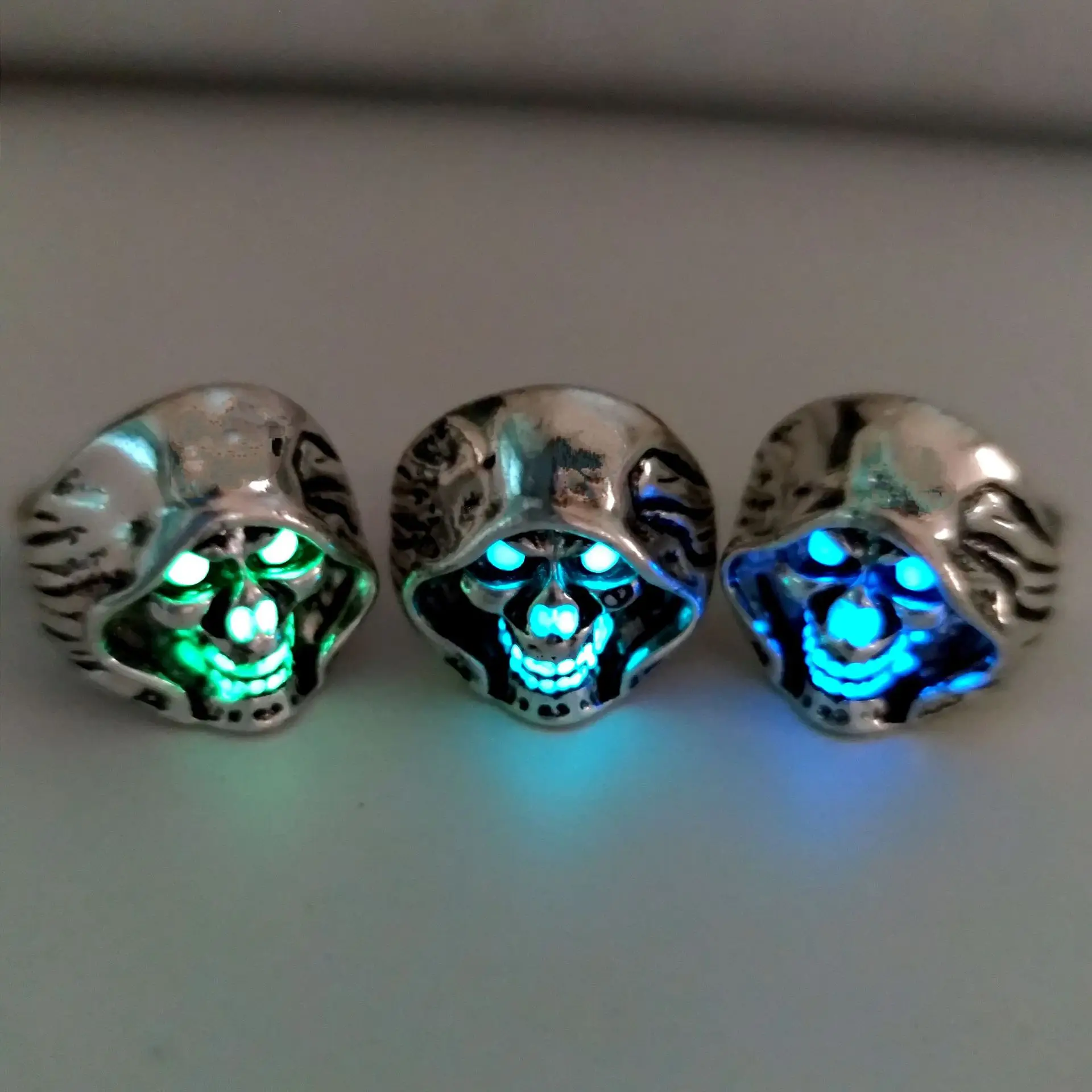 WANGAIYAO new fashion opening zinc alloy glow-in-the-dark ring retro personality hipster male overlord skull ghost head ring orn
WANGAIYAO new fashion opening zinc alloy glow-in-the-dark ring retro personality hipster male overlord skull ghost head ring orn