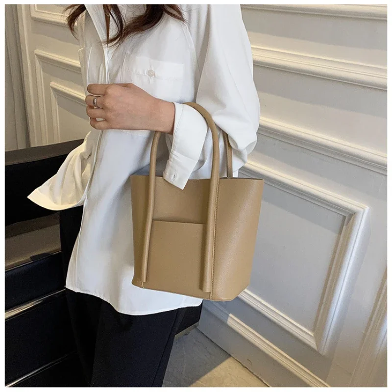 Minority design texture handbag female new simple fashion Joker handbag large capacity tide handbag wholesale
Minority design texture handbag female new simple fashion Joker handbag large capacity tide handbag wholesale