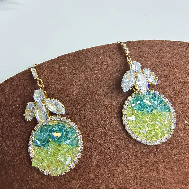 2023 New Shiny Diamond Inlaid Flower Drop Shaped Earrings Niche Design Vintage Fashion Ladies' Earrings Wholesale
2023 New Shiny Diamond Inlaid Flower Drop Shaped Earrings Niche Design Vintage Fashion Ladies' Earrings Wholesale