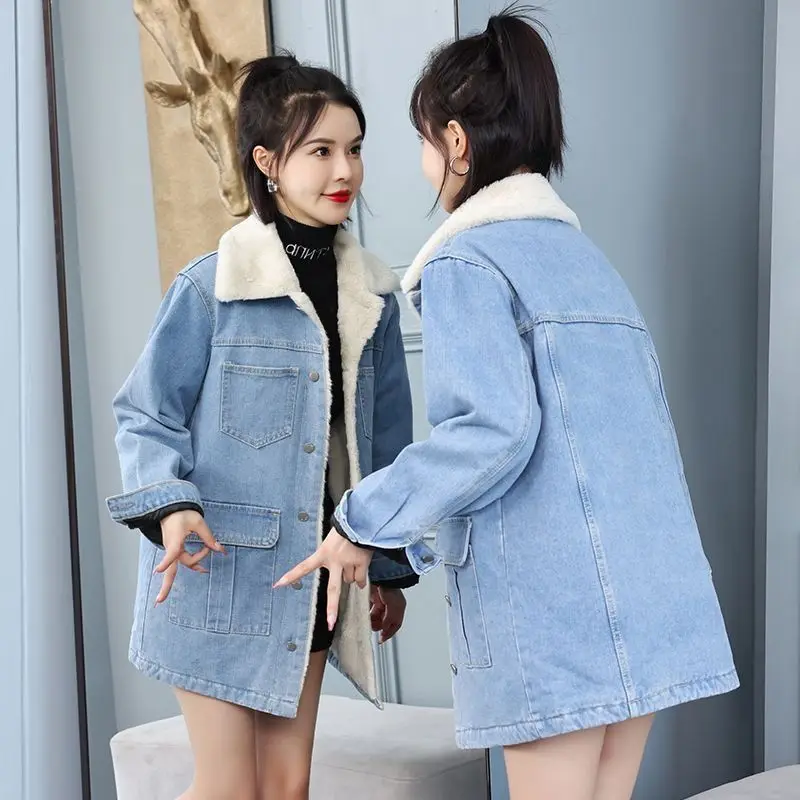 Женское джинсовое пальто с меховым воротником, однобортное пальто с флисовой подкладкой, длинная уличная одежда из джинсовой ткани, Повседневная Верхняя одежда для женщин, зима 2023 
Женское джинсовое пальто с меховым воротником, однобортное пальто с флисовой подкладкой, длинная уличная одежда из джинсовой ткани, Повседневная Верхняя одежда для женщин, зима 2023