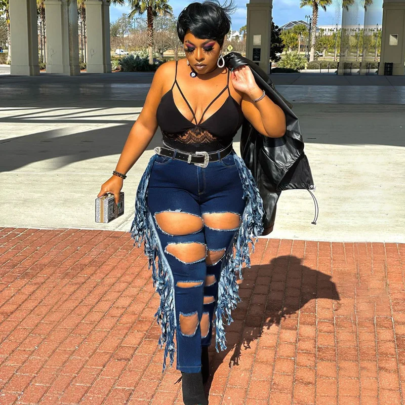 Модные женские рваные джинсы с разрезом и бахромой
Модные женские рваные джинсы с разрезом и бахромой