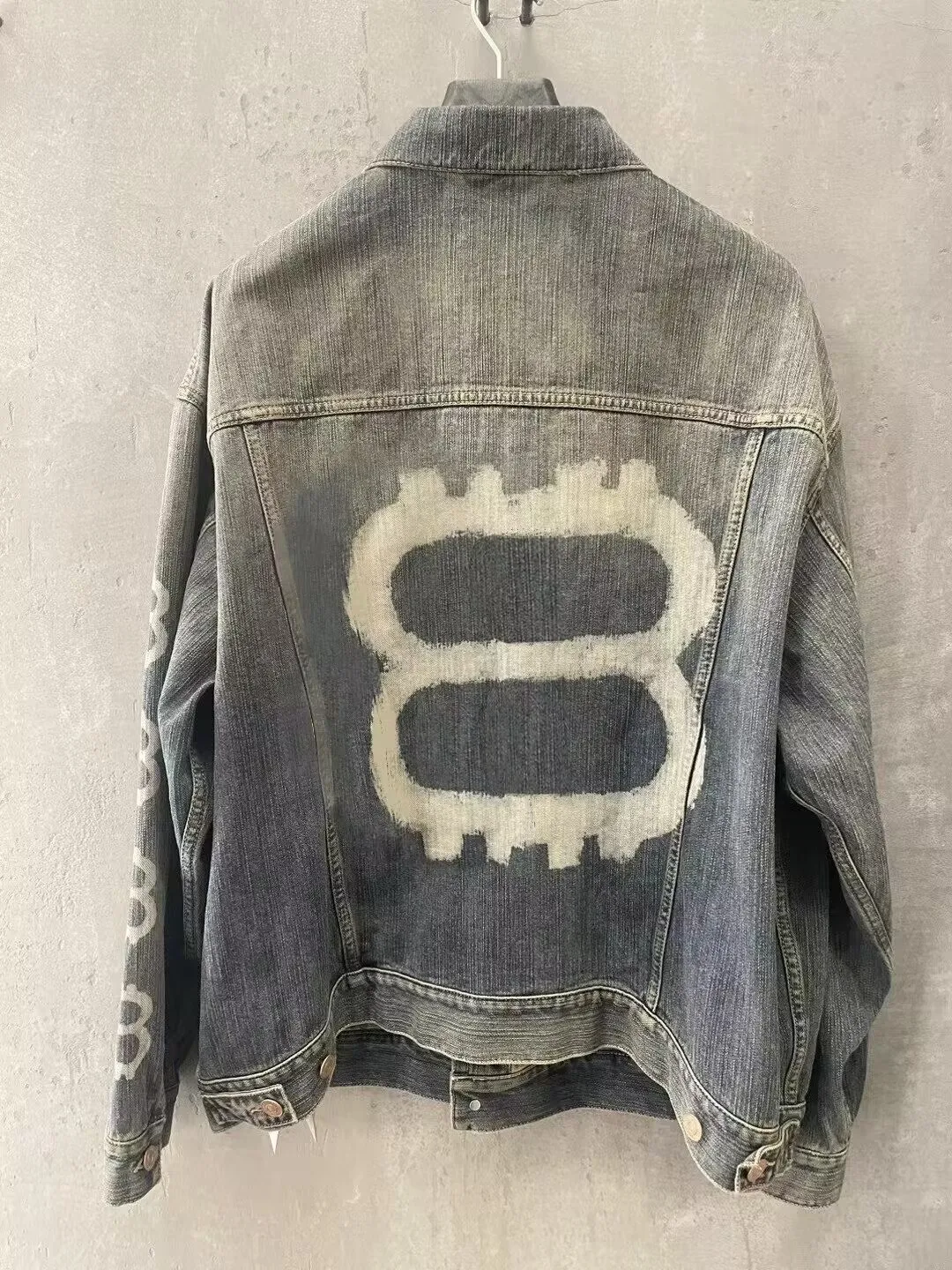 2023 Luxury Graffiti Print Denim Jacket Men Women Hiphop Oversized Denim Coats Men Casual Vintage Washed Outwear
2023 Luxury Graffiti Print Denim Jacket Men Women Hiphop Oversized Denim Coats Men Casual Vintage Washed Outwear