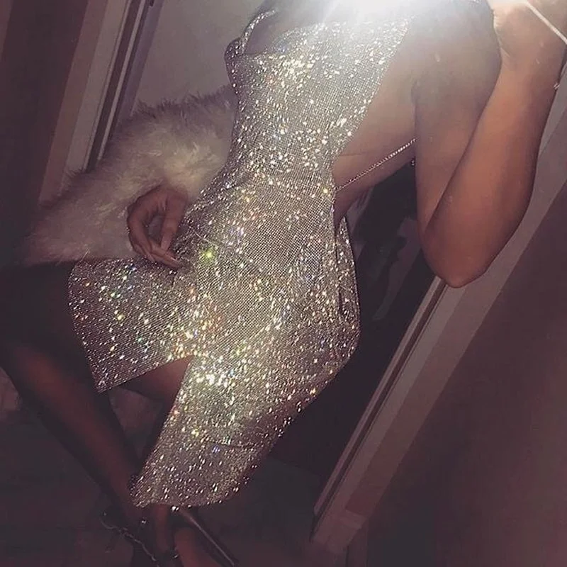 Sexy V-Neck Strap Metal Sparkling Diamond Dress Sparkling Rhinestone Performance Dress for Women Party Eye-catching Mini Dress
Sexy V-Neck Strap Metal Sparkling Diamond Dress Sparkling Rhinestone Performance Dress for Women Party Eye-catching Mini Dress