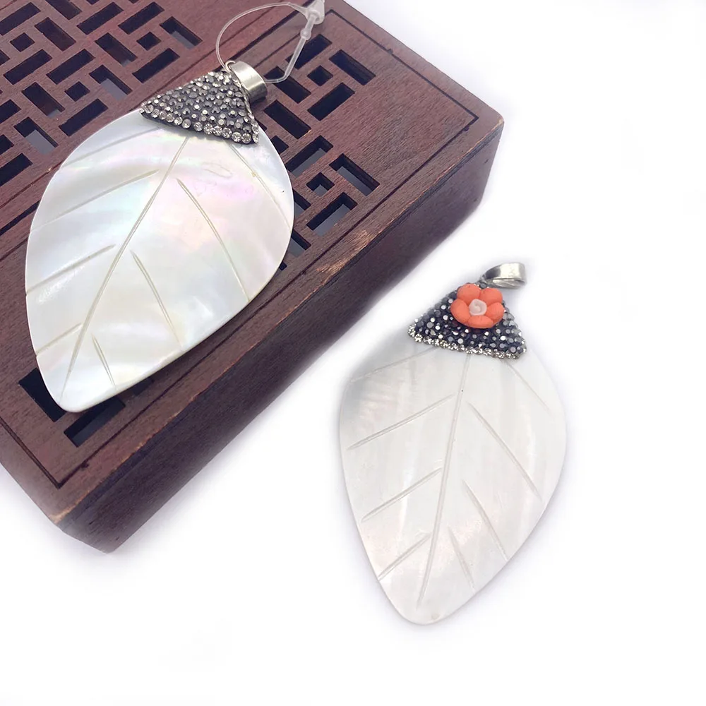 

Couple Style Natural Freshwater Shell Leaf Shape White Diamond Encrusted Melon Clasp Pendant Vintage Trendy Jewelry 41x65mm