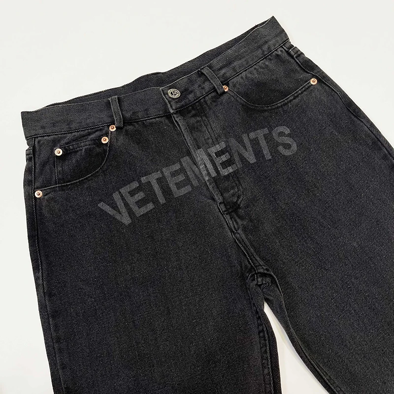 VETEMENTS Jeans Loose Embroidered Logo Straight Men Women 1:1 Vetements Denim Trousers
VETEMENTS Jeans Loose Embroidered Logo Straight Men Women 1:1 Vetements Denim Trousers