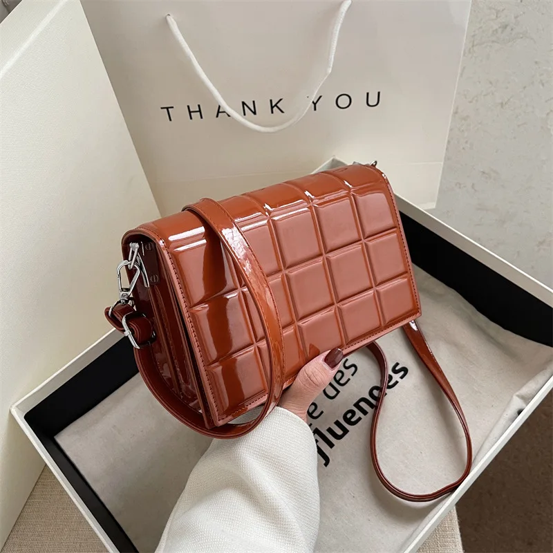 Retro Fashion 2022 European and American Spring and Summer New Fashion Ladies Luxury Fashion One-shoulder Messenger Plaid Bag 
Retro Fashion 2022 European and American Spring and Summer New Fashion Ladies Luxury Fashion One-shoulder Messenger Plaid Bag