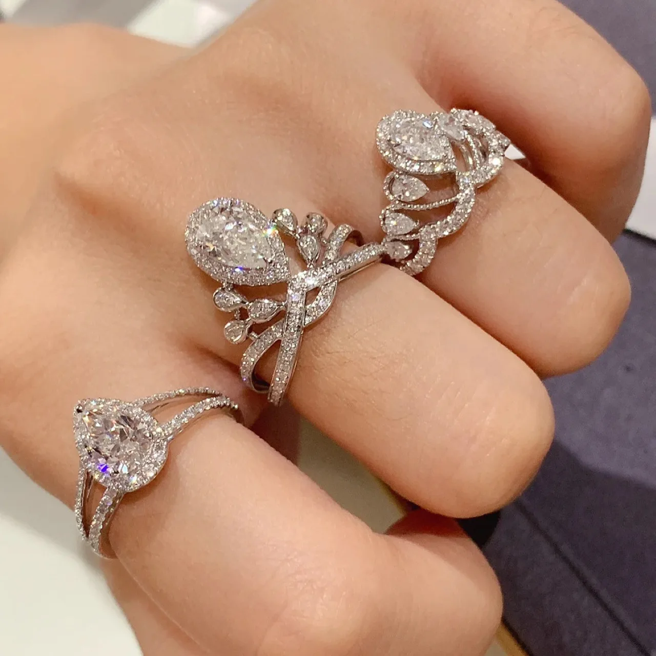 Luxury Platinum Water Drop Shaped Zirconia Ring Set For Women Crystal Inlay Crown Knuckle Ring Female Charm Jewelry Gift
Luxury Platinum Water Drop Shaped Zirconia Ring Set For Women Crystal Inlay Crown Knuckle Ring Female Charm Jewelry Gift