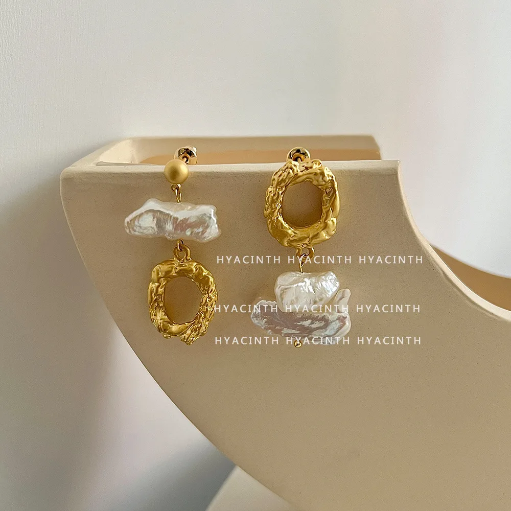 Korean fashion AB two natural freshwater pearl earrings irregular niche design silver needle retro earrings female
Korean fashion AB two natural freshwater pearl earrings irregular niche design silver needle retro earrings female