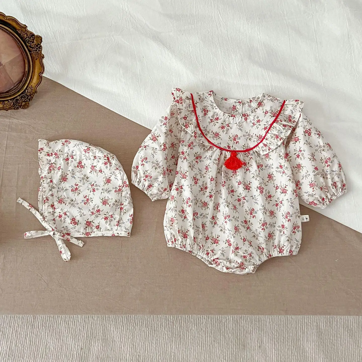Модное тонкое боди с длинным рукавом и цветочным принтом для девочек и младенцев, Осенний хлопковый боди с оборками для маленьких мальчиков, повседневный комбинезон с цветочным принтом + шапочка на шнуровке, 2 шт.
Модное тонкое боди с длинным рукавом и цветочным принтом для девочек и младенцев, Осенний хлопковый боди с оборками для маленьких мальчиков, повседневный комбинезон с цветочным принтом + шапочка на шнуровке, 2 шт.