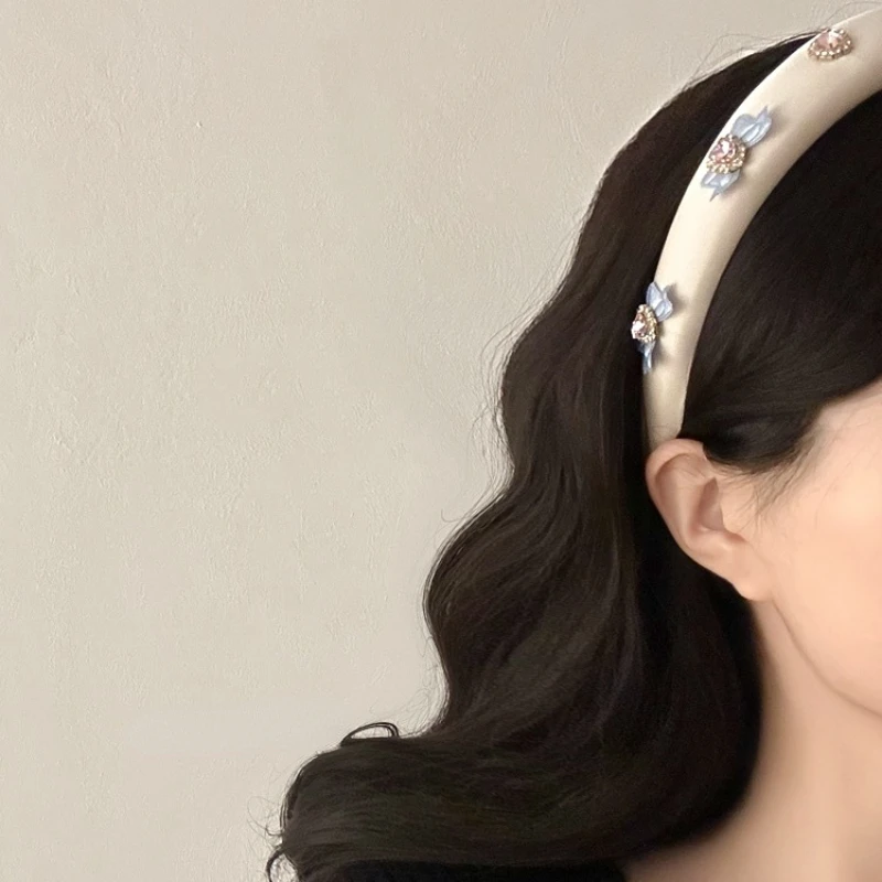 Fashion Fabric Heart Shaped Rhinestone Wide Edge Hair Hoop Birthday Luxury Banquet Headband 2023 Trend Elegant Hair Accessories
Fashion Fabric Heart Shaped Rhinestone Wide Edge Hair Hoop Birthday Luxury Banquet Headband 2023 Trend Elegant Hair Accessories