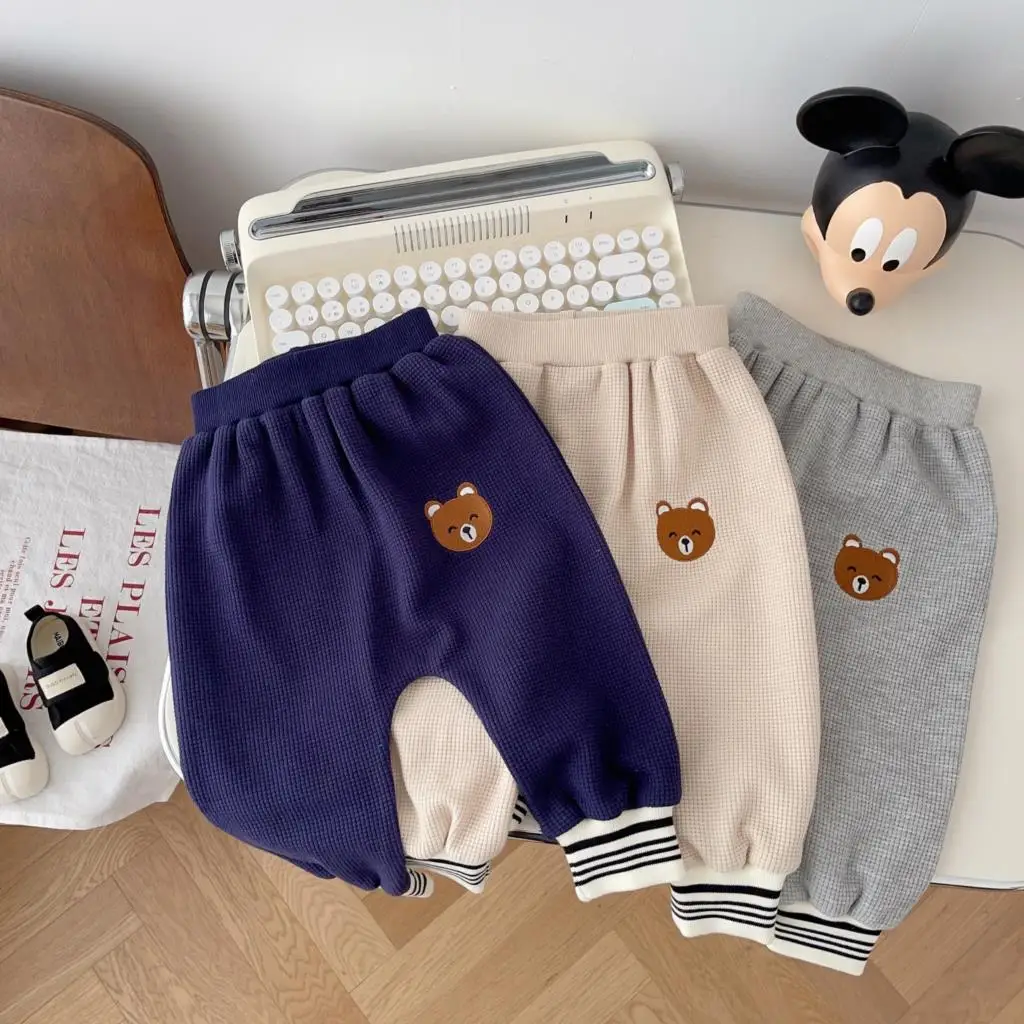 Детские брюки, осенние корейские штаны для маленьких мальчиков с вышивкой медведя, вафельные брюки для девочек и малышей, свободные спортивные брюки, детские повседневные брюки-шаровары 
Детские брюки, осенние корейские штаны для маленьких мальчиков с вышивкой медведя, вафельные брюки для девочек и малышей, свободные спортивные брюки, детские повседневные брюки-шаровары
