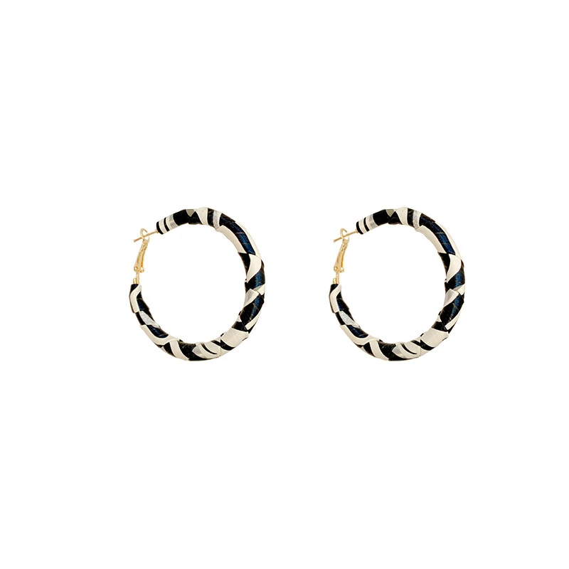 PTQASP Vintage Black White Leopard Hoop Earrings for Women Fashion Simple Large Circle Round Big Hoop Earrings Wedding Jewelry
PTQASP Vintage Black White Leopard Hoop Earrings for Women Fashion Simple Large Circle Round Big Hoop Earrings Wedding Jewelry