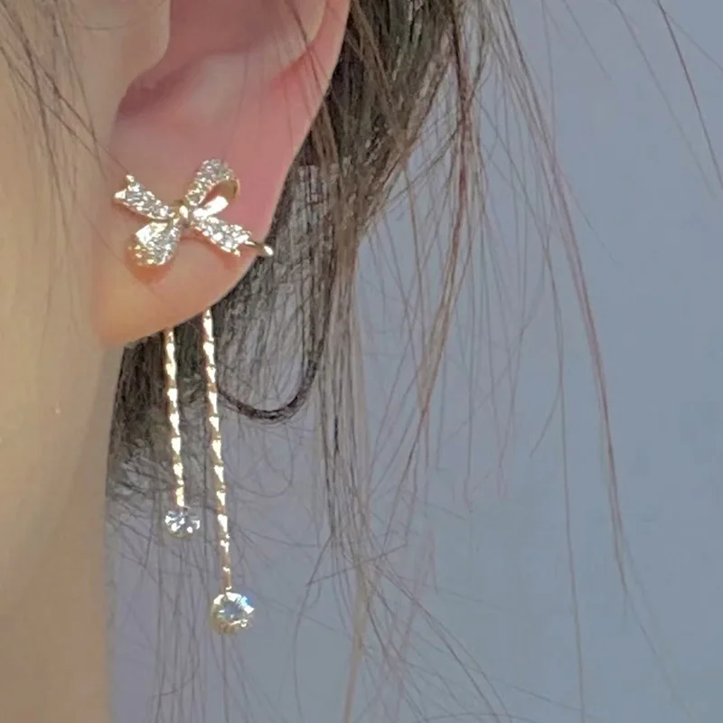 Серьги-клипсы женские с бантом и кисточками без ушных отверстий
Серьги-клипсы женские с бантом и кисточками без ушных отверстий