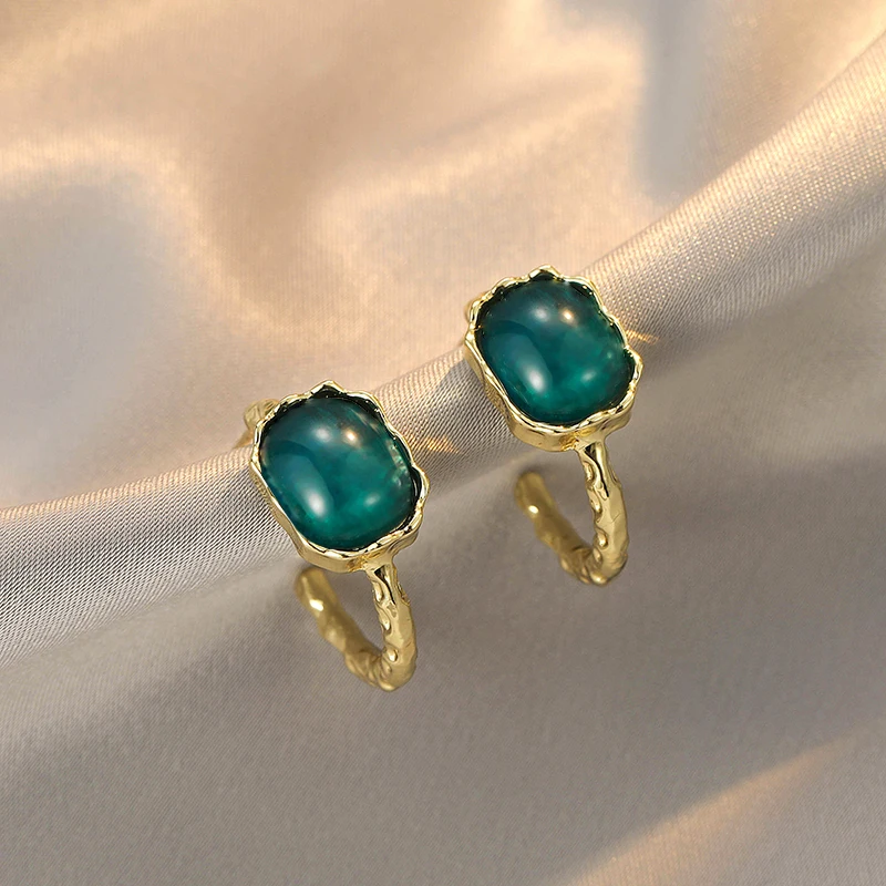 New 2022 French Retro Dark Green Geometric Gem Metal Earrings Luxury Accessories for Woman Fashion Jewelry
New 2022 French Retro Dark Green Geometric Gem Metal Earrings Luxury Accessories for Woman Fashion Jewelry
