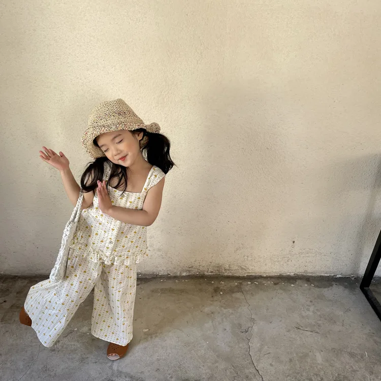 2022 Summer new girl sweet suspenders two-piece set Korean version top pants
2022 Summer new girl sweet suspenders two-piece set Korean version top pants