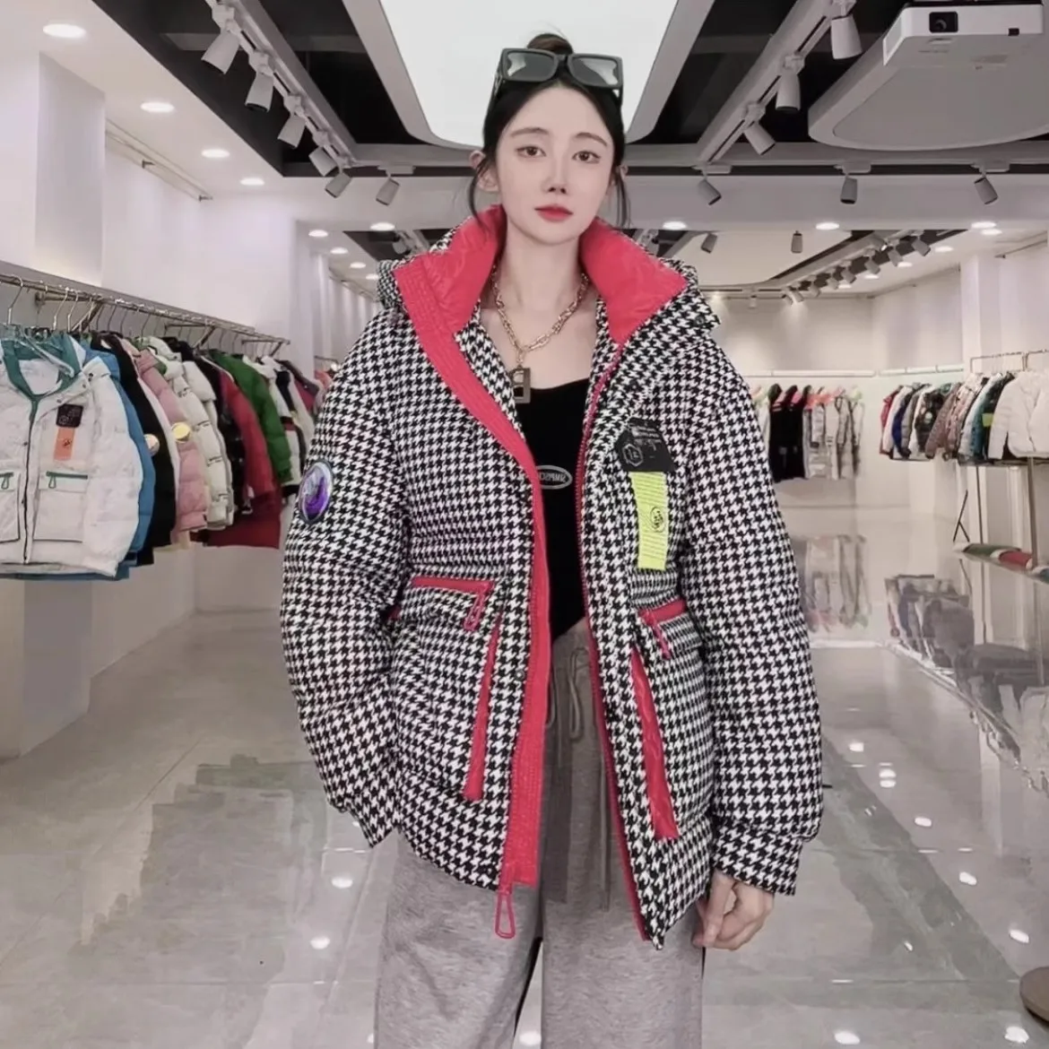 2023 Winter New European Fashion Brand Contrast Panel Thickened Down Coat Women's Printed Fashion White Duck Down Loose Coat
2023 Winter New European Fashion Brand Contrast Panel Thickened Down Coat Women's Printed Fashion White Duck Down Loose Coat