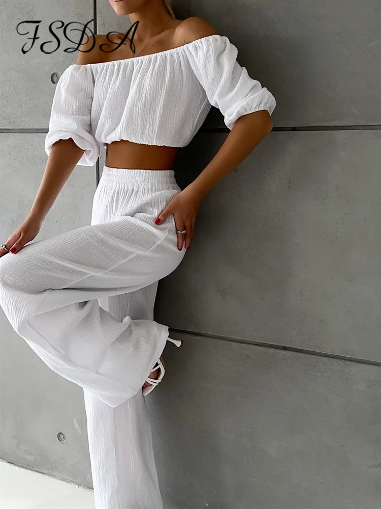 Комплект из топа и брюк с круглым вырезом, с эластичной завышенной талией
Комплект из топа и брюк с круглым вырезом, с эластичной завышенной талией