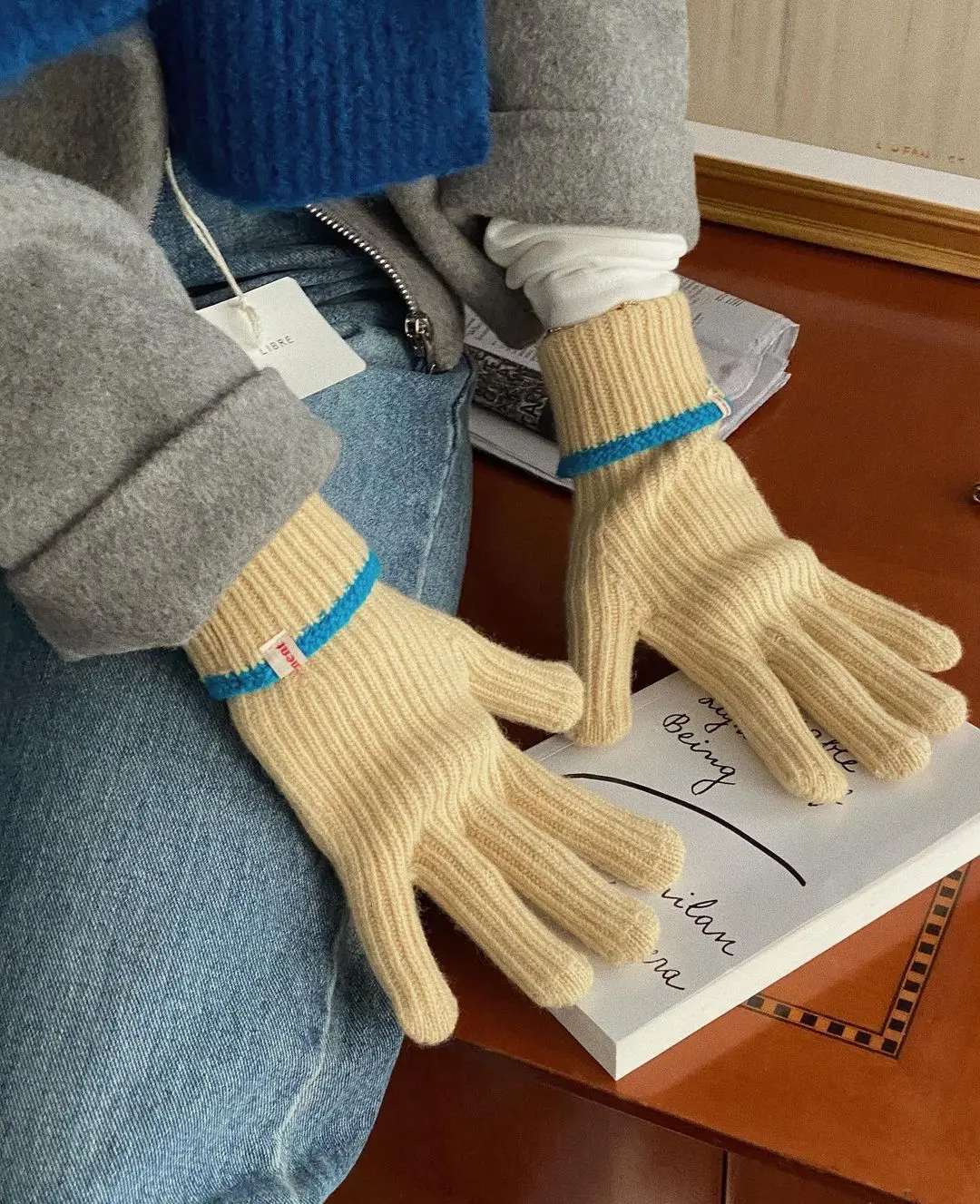 Knitted color contrast gloves can touch screen, pure wool five finger gloves for men
Knitted color contrast gloves can touch screen, pure wool five finger gloves for men