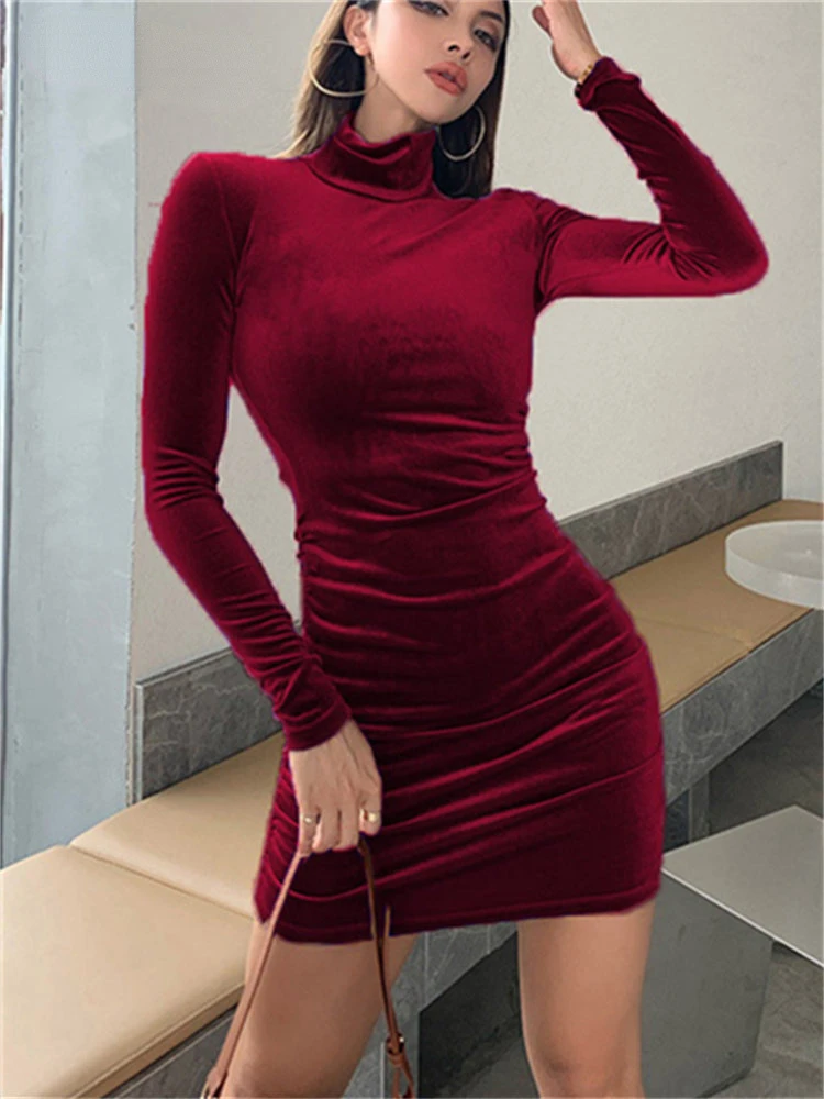 Женское мини-платье с длинным рукавом и высоким воротом 
Женское мини-платье с длинным рукавом и высоким воротом