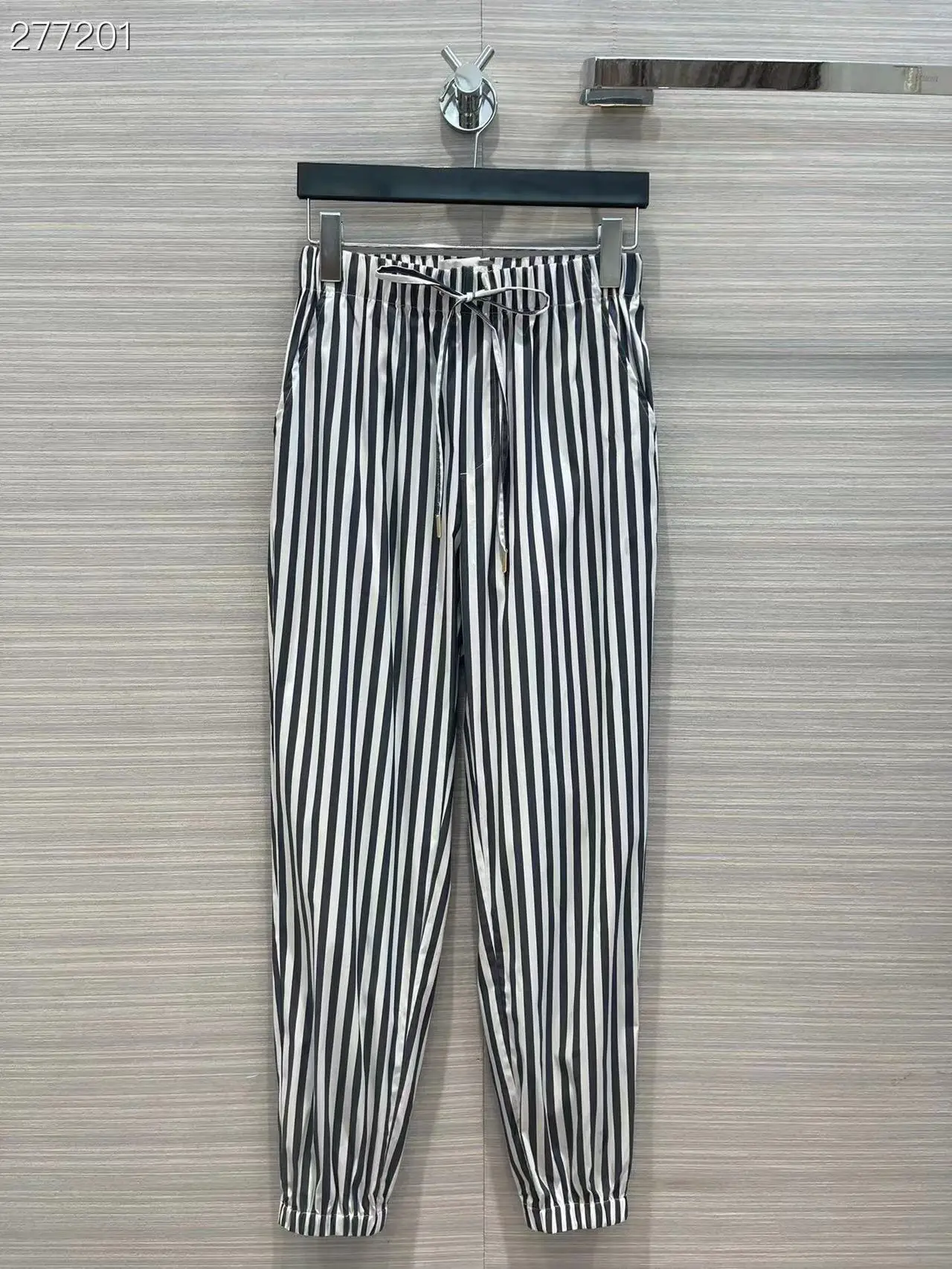 Fyion 2022 Runway Luxury Lady Elegant Cutout Pants Women Fashion Women Waist Elastic Top Quality Striped Print Pants
Fyion 2022 Runway Luxury Lady Elegant Cutout Pants Women Fashion Women Waist Elastic Top Quality Striped Print Pants
