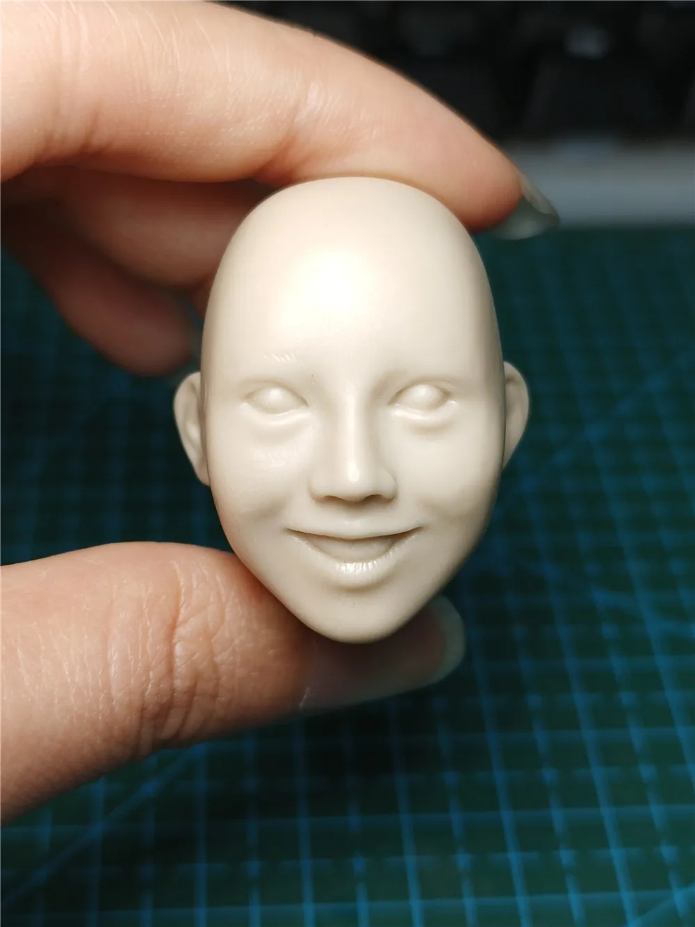 Unpainted 1/6 Scale Smiley Girl Head Sculpt Model For 12 inch Action Figure Dolls Painting Exercise Head Sculpt
Unpainted 1/6 Scale Smiley Girl Head Sculpt Model For 12 inch Action Figure Dolls Painting Exercise Head Sculpt