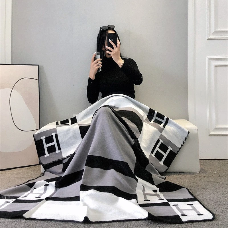 140×175cm Ins Hot Sofa Blanket Letter H Shawl Semi-toral Blanket Wool Air Conditioning Blankets Warm Thickened Fleece Blanket 
140×175cm Ins Hot Sofa Blanket Letter H Shawl Semi-toral Blanket Wool Air Conditioning Blankets Warm Thickened Fleece Blanket