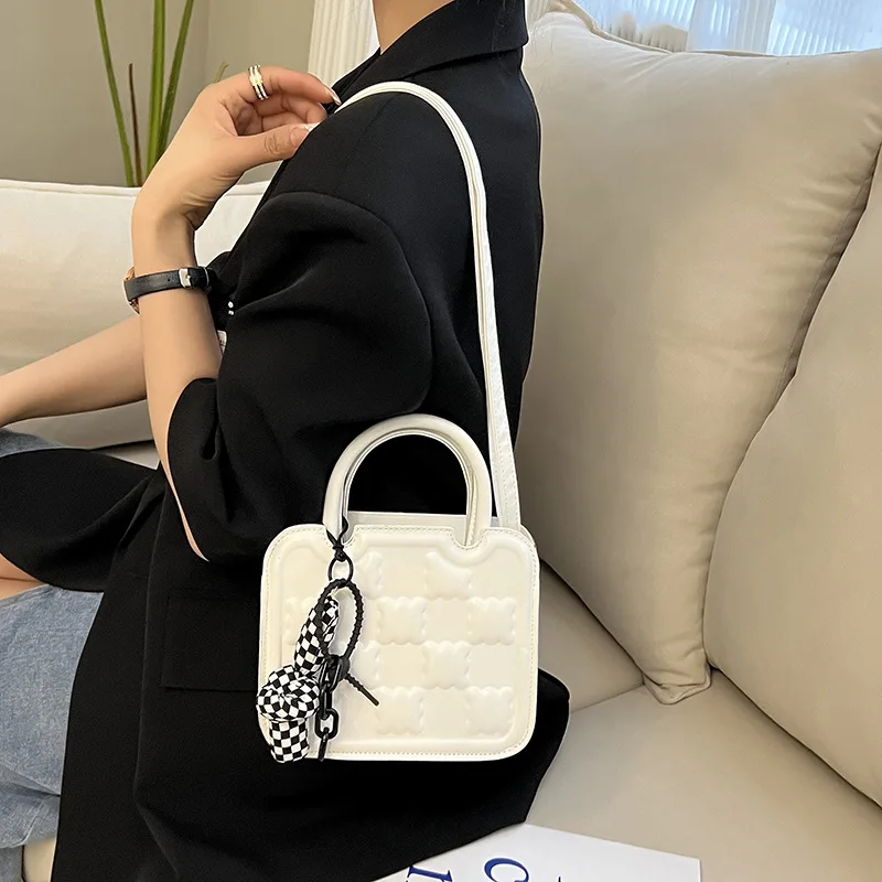Simple Bag for Women 2022 New Fashion Single Shoulder Bag for Women with High Sense of Slant Tote Crossbody Bags for Women
Simple Bag for Women 2022 New Fashion Single Shoulder Bag for Women with High Sense of Slant Tote Crossbody Bags for Women