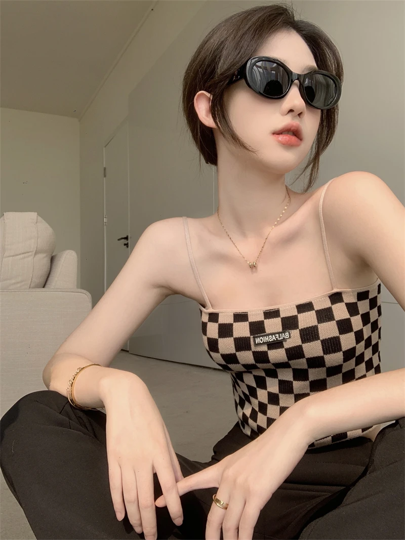A Sleeveless short camisole women's summer self-cultivation plaid inner and outer wear net red temperament small sling
A Sleeveless short camisole women's summer self-cultivation plaid inner and outer wear net red temperament small sling