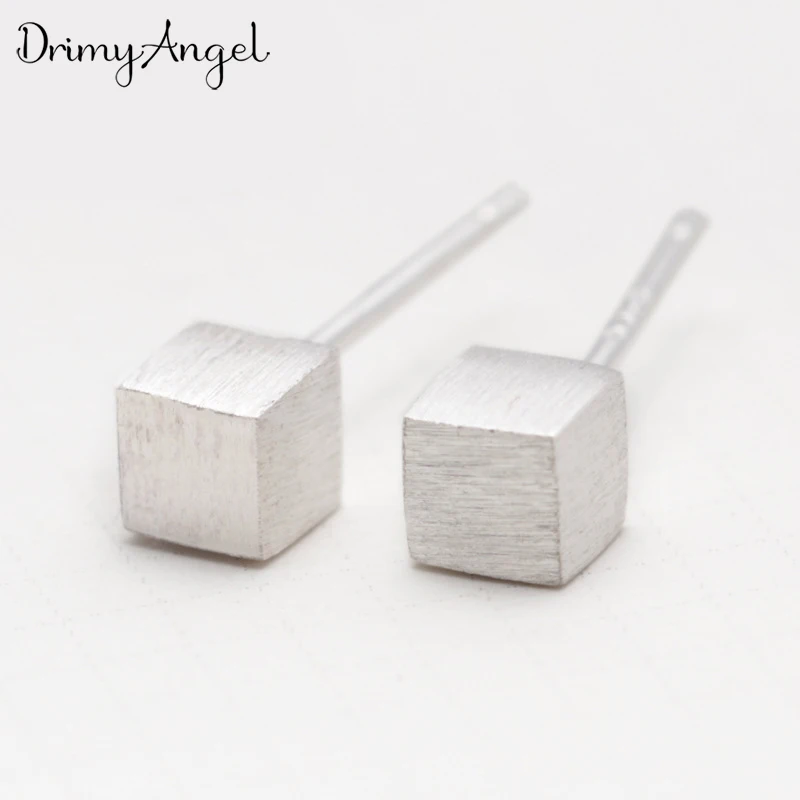 Женские серьги-гвоздики из серебра 925 пробы в форме Куба 
Женские серьги-гвоздики из серебра 925 пробы в форме Куба