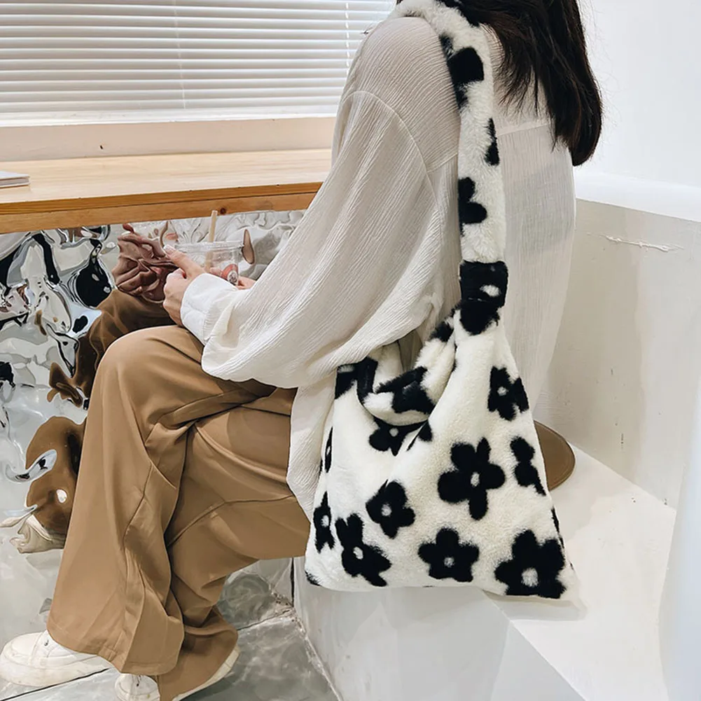 Retro Flower Heart Print Bags For Women 2021 Soft Plush Shoulder Bags Female Large Capacity Travel Bag Winter Warm Fluffy Totes
Retro Flower Heart Print Bags For Women 2021 Soft Plush Shoulder Bags Female Large Capacity Travel Bag Winter Warm Fluffy Totes