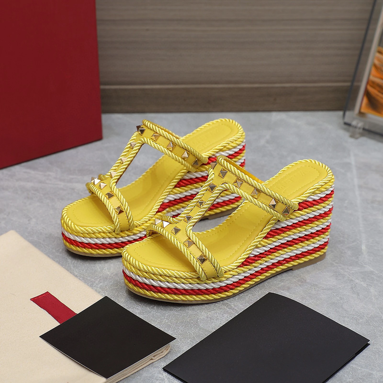 2023 New style Ladies hemp rope woven rivet wedge sandals summer new I-shaped wedge platform women slippers
2023 New style Ladies hemp rope woven rivet wedge sandals summer new I-shaped wedge platform women slippers