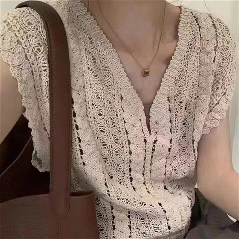 Sweet V Neck Knitted Vest Hollow Hook Flower Tank Tops Women Korean Summer Sleeveless Shirt Beach Vintage Loose Short Tees N941
Sweet V Neck Knitted Vest Hollow Hook Flower Tank Tops Women Korean Summer Sleeveless Shirt Beach Vintage Loose Short Tees N941
