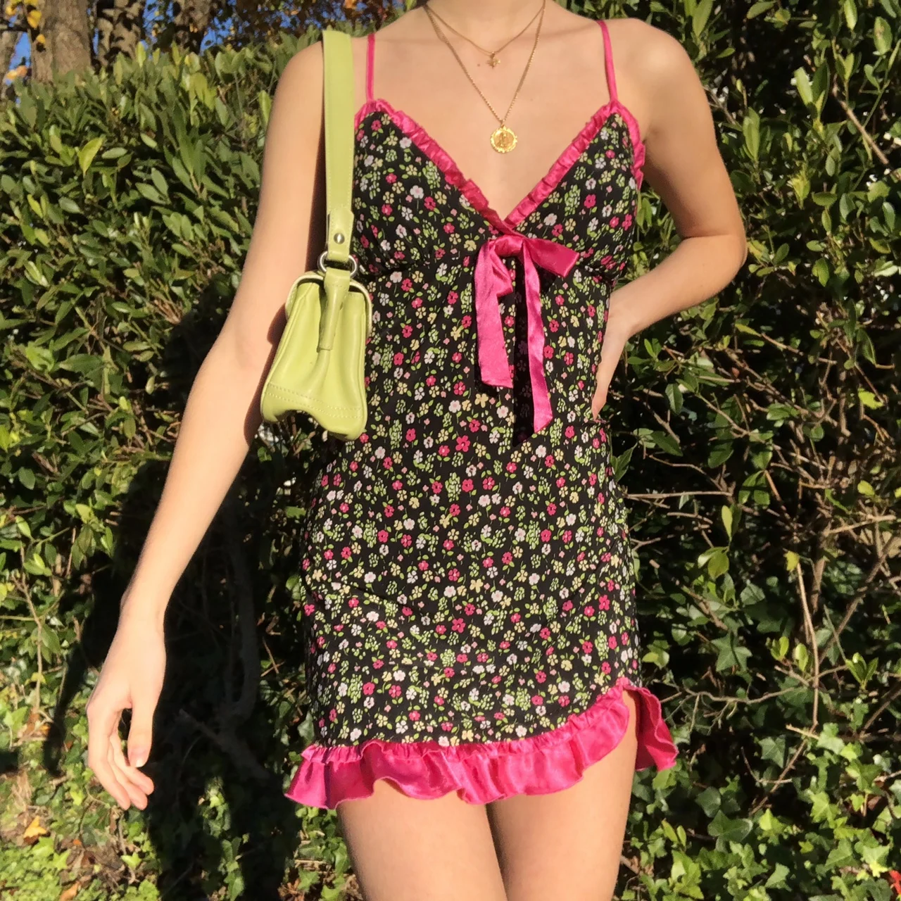 Women Spaghetti Strap Dress Elegant Ruffled Trim Floral Print V-neck Sleeveless Backless Casual Dress with Bow
Women Spaghetti Strap Dress Elegant Ruffled Trim Floral Print V-neck Sleeveless Backless Casual Dress with Bow