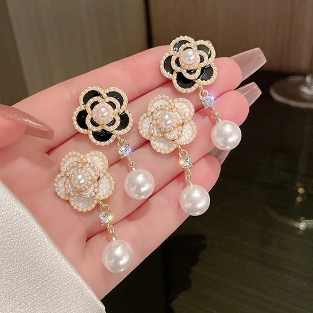 Luxury Camellia Pearls Drop Earring Charm Elegant Design Black White Flower Pendants Ladies Party Trend Style Gifts Chic Jewelry
Luxury Camellia Pearls Drop Earring Charm Elegant Design Black White Flower Pendants Ladies Party Trend Style Gifts Chic Jewelry