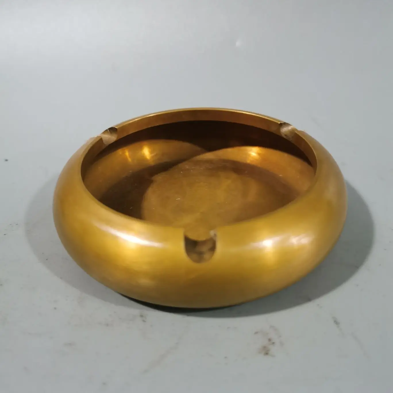 Metal Round Ashtray Portable Golden Brass Ashtray Office Car Creative Cigar Ashtray
Metal Round Ashtray Portable Golden Brass Ashtray Office Car Creative Cigar Ashtray