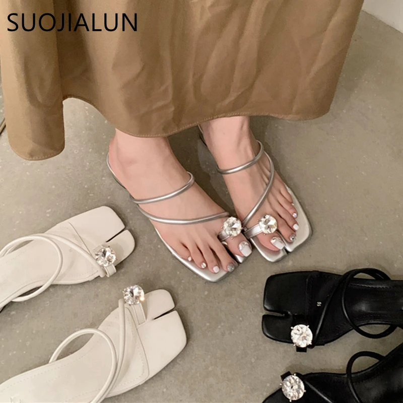 Летние женские шлепанцы SUOJIALUN 2023 с узкими ремешками, модные женские шлепанцы с большими кристаллами без застежек, шлепанцы Suqare, Классически...