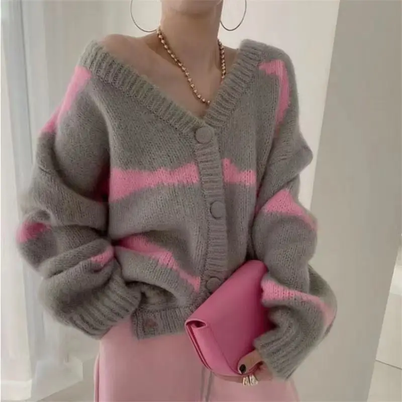 Striped autumn knitted wool cardigan women's 2022 new large V-neck cardigan jacket Korean long sleeved cardigan women's sweater
Striped autumn knitted wool cardigan women's 2022 new large V-neck cardigan jacket Korean long sleeved cardigan women's sweater
