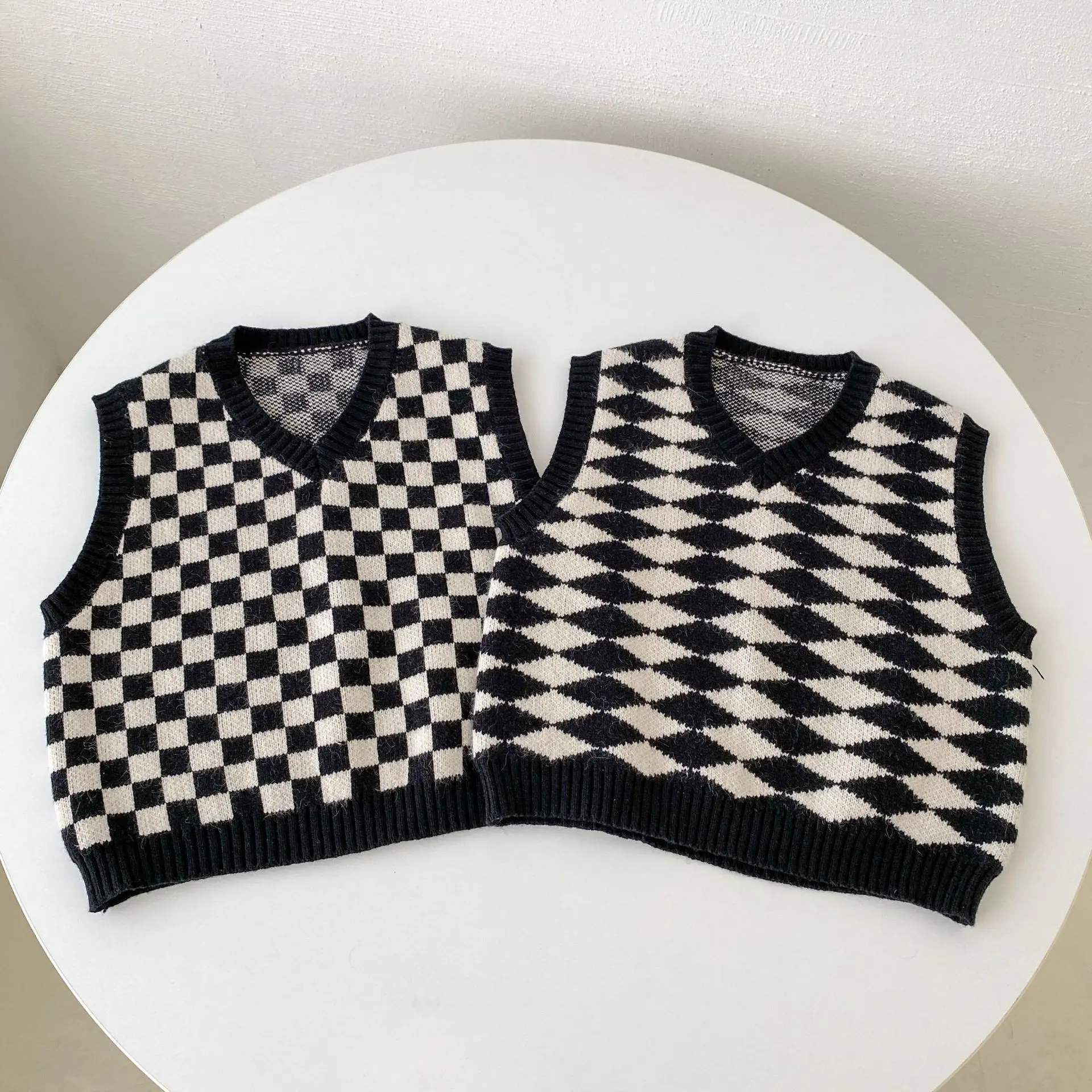 2022 Autumn New Chidlren Fashion All-macth Knitting Plaid Vest Boy Girl Infant Sleeveless Argyle Tops Baby Striped Waistcoats
2022 Autumn New Chidlren Fashion All-macth Knitting Plaid Vest Boy Girl Infant Sleeveless Argyle Tops Baby Striped Waistcoats