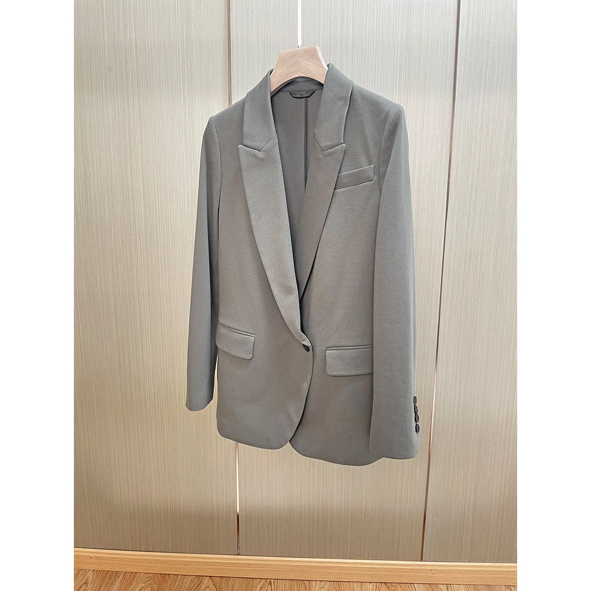 2023 Early Autumn New Casual Fashion One Button Ladies Slim Suit Jacket Back Collar Bead Chain
2023 Early Autumn New Casual Fashion One Button Ladies Slim Suit Jacket Back Collar Bead Chain