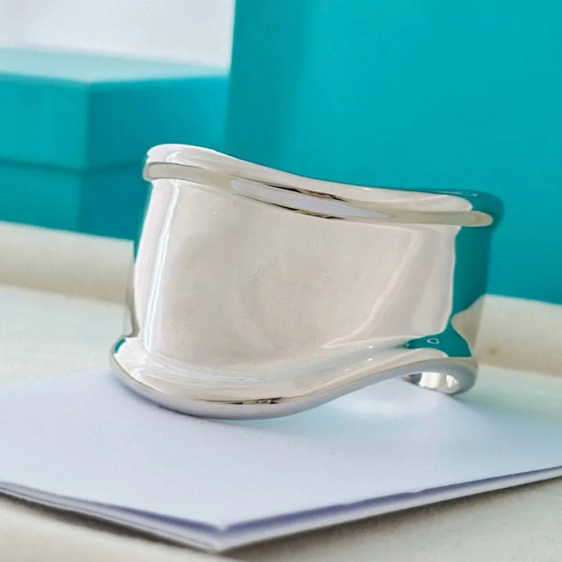 Женский браслет из серебра 925 пробы, с широкими косточками
Женский браслет из серебра 925 пробы, с широкими косточками