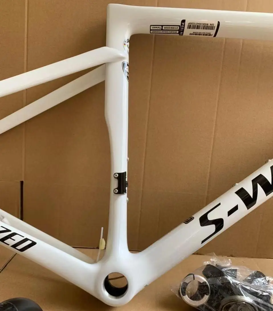 SL7 frameset carbon road bike frame Disc brake Super lightweight Pearl white glossy coating threaded BB carbon frame BSA
SL7 frameset carbon road bike frame Disc brake Super lightweight Pearl white glossy coating threaded BB carbon frame BSA
