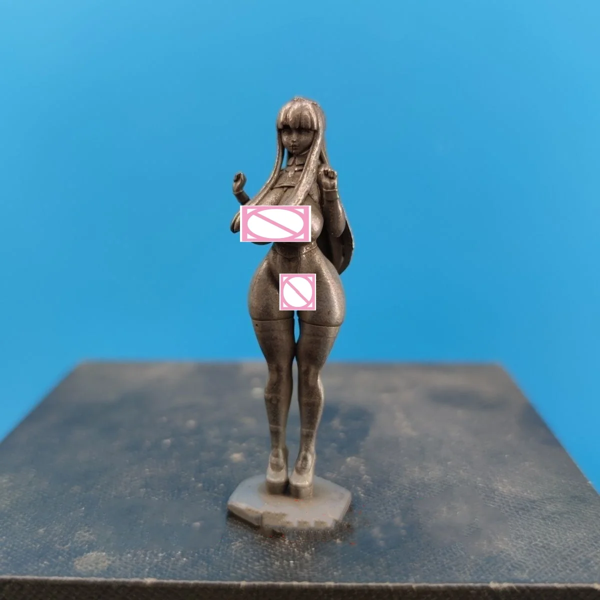 Латунная статуя девушки
Латунная статуя девушки