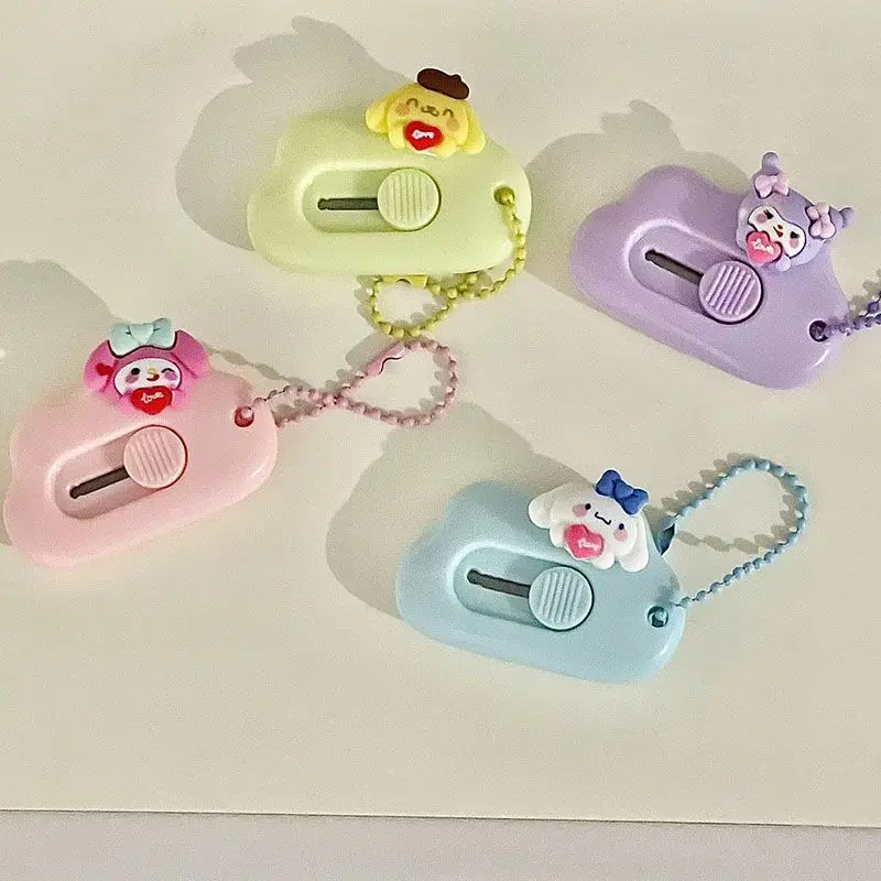 Sanrio Kawaii Kuromi Cinnamoroll Cloud Hobby Knife Girl Heart Cartoon My Melody Hello Kitty Pendant Mini Portable Knife Kid Gift
Sanrio Kawaii Kuromi Cinnamoroll Cloud Hobby Knife Girl Heart Cartoon My Melody Hello Kitty Pendant Mini Portable Knife Kid Gift
