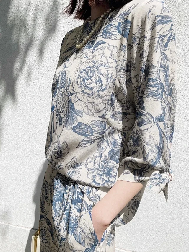 125767 Luxury Designer Clothes Fashion Classic Trendy Blue White Porcelain Printing Three Quarter Sleeve Bandage Silk Shirts
125767 Luxury Designer Clothes Fashion Classic Trendy Blue White Porcelain Printing Three Quarter Sleeve Bandage Silk Shirts