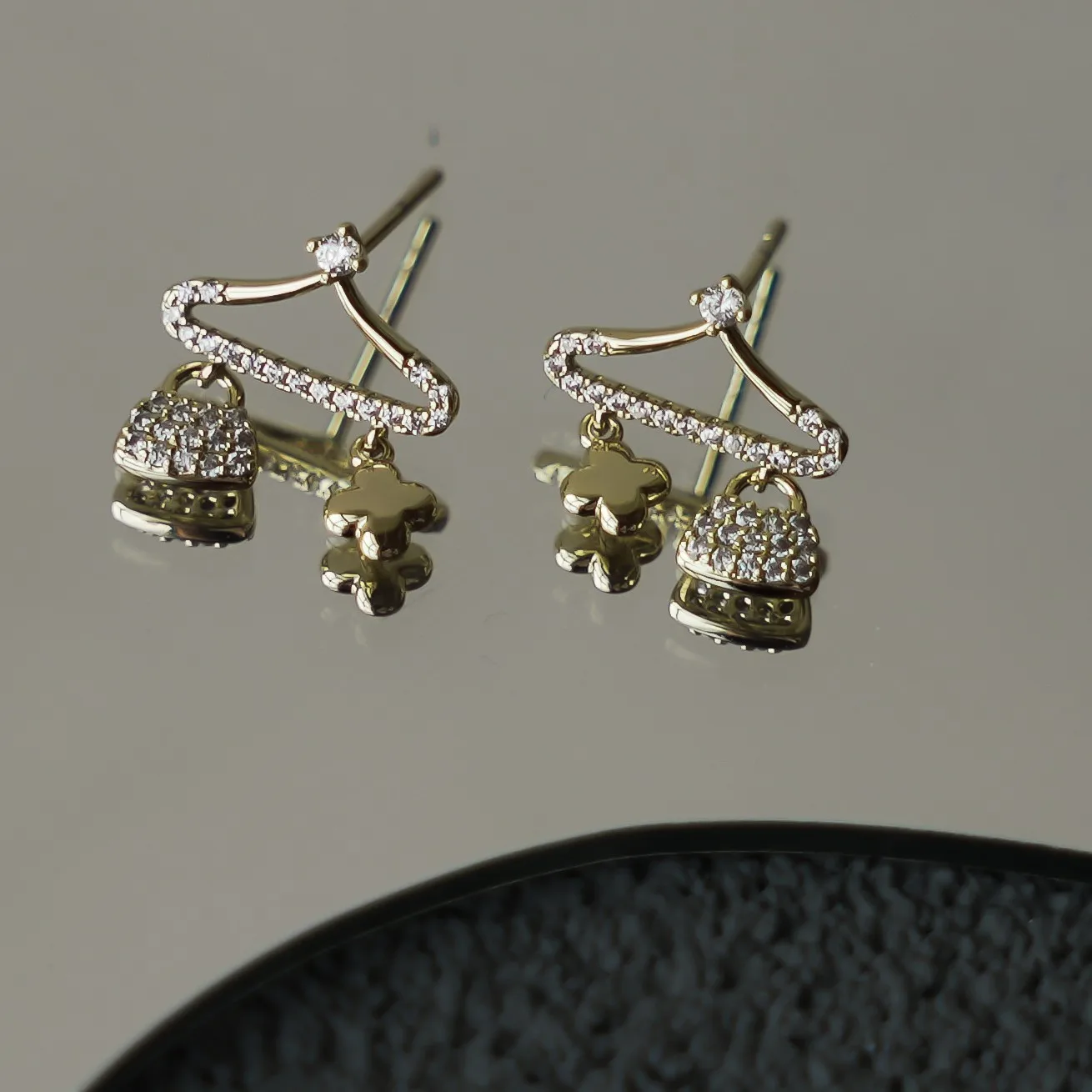 Rhinestone Lock&Key Drop dangle earring designer jewlery citrine earring for women ins trend 2022 new collection
Rhinestone Lock&Key Drop dangle earring designer jewlery citrine earring for women ins trend 2022 new collection